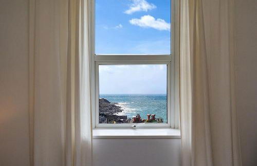 Bright & beautiful 4 bedroom house with sea views - Photo 18