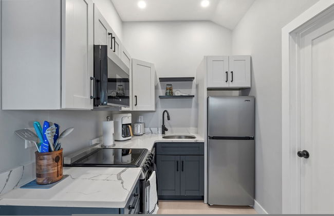 Modern Condo Perfect For Winter Rental - Photo 2