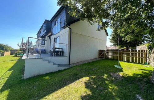 Orchard Lodge-Coastal Retreat, newly built hideaway with village views and private terrace - Foto 45