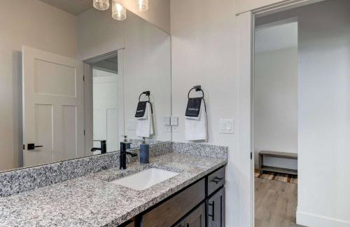 Scenic Modern Home with Private Patio & Fireplace - Foto 31