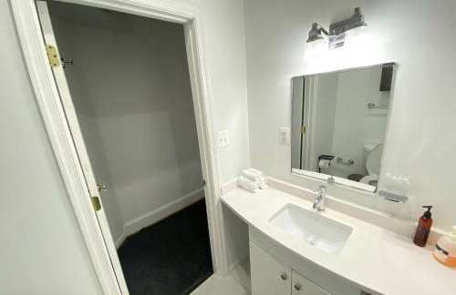 Gorgeous Refurbished 1Bdrm and 1Den Home - Foto 24