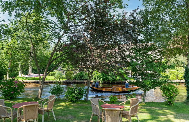 Group Home in Giethoorn With Waterside Terrace - Photo 25