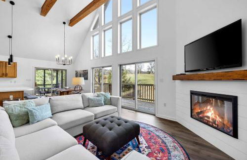 Bright Mountain Cabin with Game Room & Golf Course Views Near Hedgesville, West Virginia - Foto 2