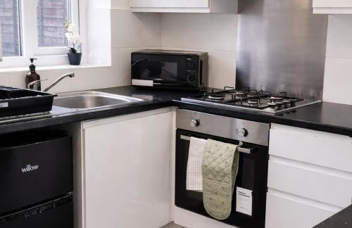 3 Bedroom Family Home with Drive & Garden near South Wimbledon - Foto 9