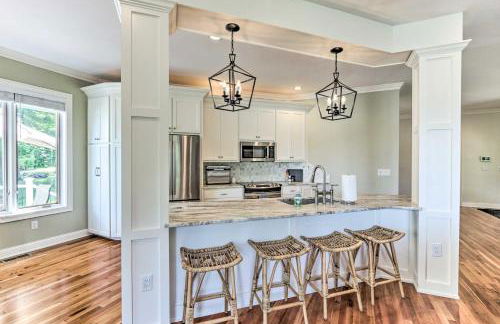 Walk to Lake Middlefield Home with Fire Pit - Foto 7