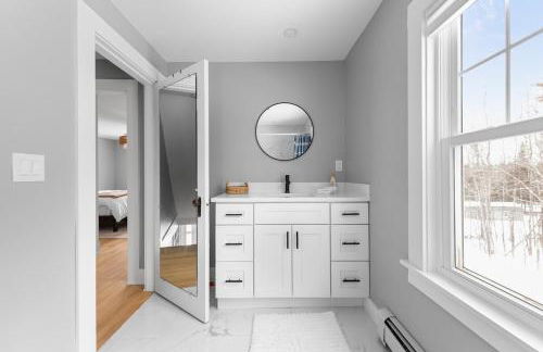 NEW l Modern Comfort wHOT TUB l NH Lakes Region - Foto 12