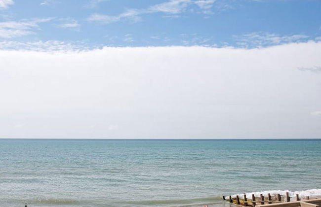 Panoramic sea Views in Beachfront apt w Balcony - Foto 17