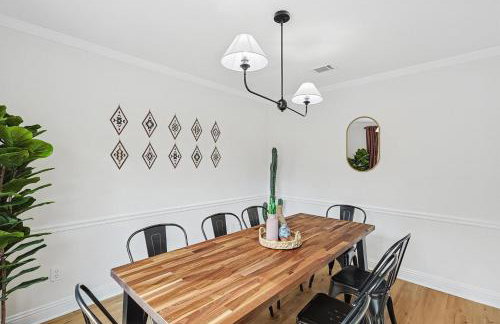 5BR w Backyard Paradise Pool Cinema Games - Foto 16