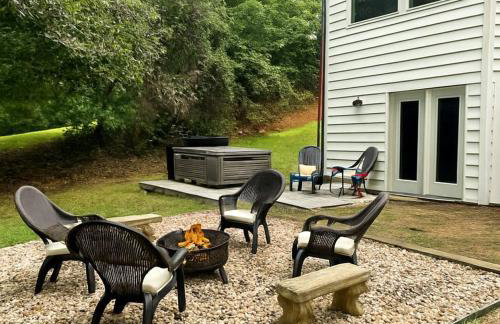 Waterfront Retreat with Spectacular Interior, Jacuzzi and Game Room in NC - Foto 37