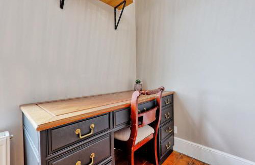 Beautiful 5 bed house, relaxing garden and driveway parking 10 min to the beach - Foto 42