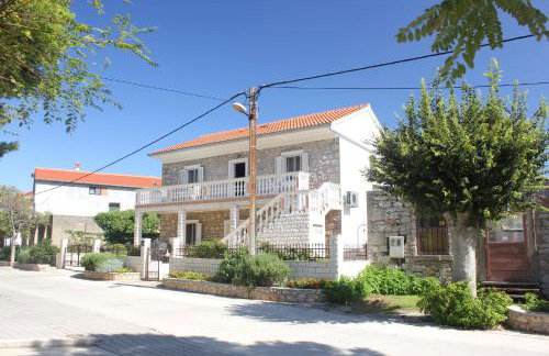 Apartments by the sea Sutomiscica, Ugljan - 8474 - Photo 1