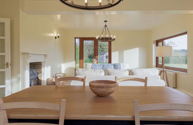 Charming 3BD Cotswolds Family Retreat - Photo 22