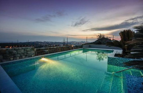 Two-Bedroom Apartment In Mravince - Photo 1