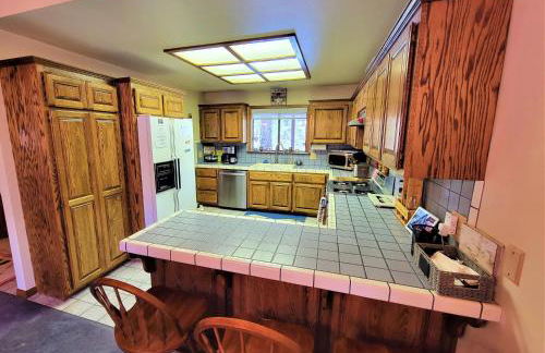 Four Seasons Getaway-Private Hot Spa with Pine Tree Views-Walk to Village and Pineknot Trailhead-Plus King Bed! - Photo 17