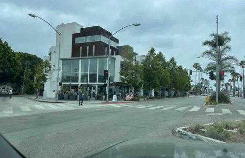 Adorable 2BR-2BA House with EV & Free Parking and Family Friendly in Los Angeles - Photo 63