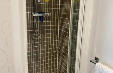 Stylish 3 bed home with allocated parking for 2 - Photo 18