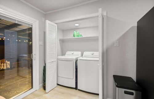 5-BD 2 5-BA Modern Retreat w Games & Hot Tub - Foto 30