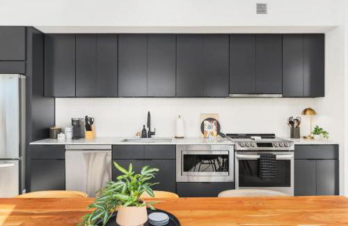 Penthouse Condo on River with Garage and Patio, Walk Downtown - Foto 9