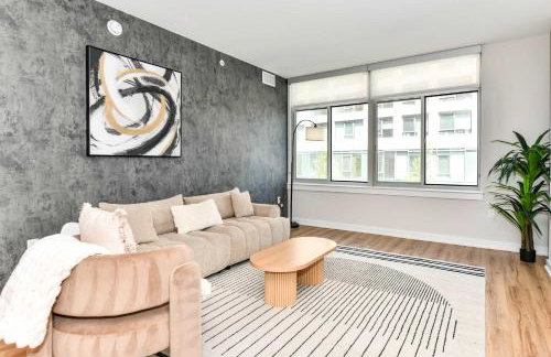 Urban 2BR Oasis with Scenic Rooftop and Gym - Foto 53