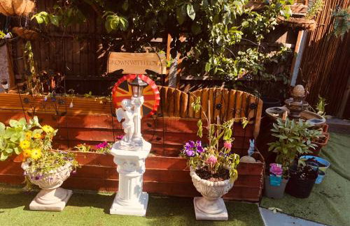 Cheerful 4 bedroom house with garden free parking - Photo 46