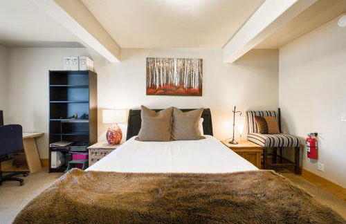 Truckee Timbers at Gray's Crossing by Tahoe Getaways - 4BR w Hot Tub, Ping Pong & EV - Foto 41