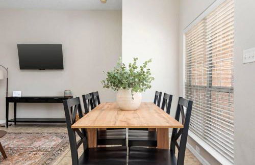 Near Texas A&M, Spacious Living Room, 4 Queen Beds - Foto 3