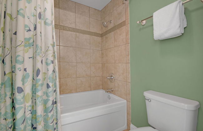 Tropical High-Rise Condo with Beachside Pool Access and Free Poolside WiFi - Unit 2004 by RedAwning - Foto 18