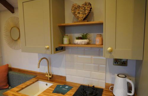 The Dragonfly - Luxury Lakeside Shepherds Hut - Foto 15