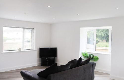 Spacious 2 Bedroom Home Next To Queen Victoria Hospital - Photo 5