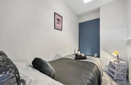 3 bed home in Tonypandy with Balcony View Room - Foto 26