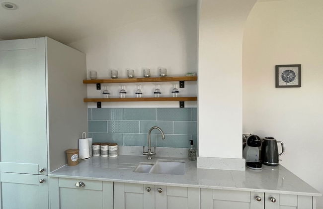 Charming Seaside Cottage - 5-min Walk to Beach - Photo 13