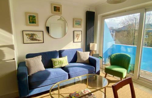 Modern 2-Bed Apartment with Off-Street Parking in Chiswick - Foto 1