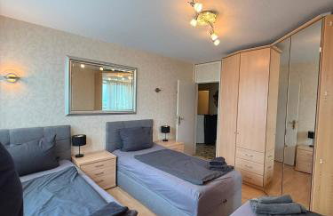 Zentrales Apartment für bis zu 6 Personen mit Balkon, Parkplatz, Waschmaschine & direkten Einkaufsmöglichkeiten - Foto 4