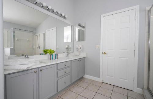 Magical 5-Bedroom Retreat w/ Pool, 3 Ensuite Bedrooms, Near Disney, and Internet! - Foto 17