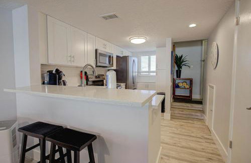 Beautiful Ocean Side 2 Bedroom Condo with Pool - Foto 12