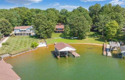Lakeside Lodge - Lakefront home with private dock & hot tub - Foto 36
