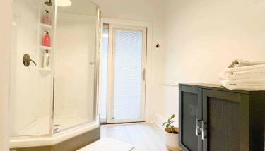 Queen Bed, Luxury Studio with Balcony - Photo 4