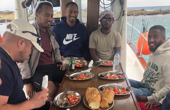 Capitán Manolis Pesca con barbacoa en el barco - Foto 35