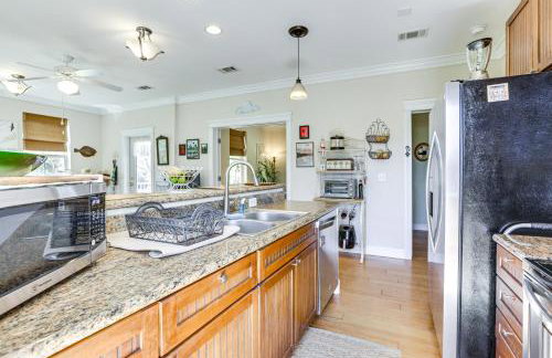 Lovely Carrabelle Home with Lake Views and Pool Access - Foto 8