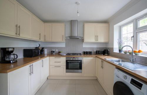 Modern Detached 4-Bedroom 2-Bath Home, Guildford - Foto 21