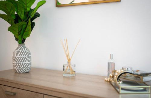 Stylish 5Bedroom Getaway in Quiet Mildenhall Area - Photo 17