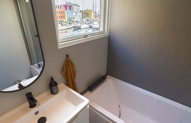 Stunning Marina View - Brand New - City Center - Photo 33