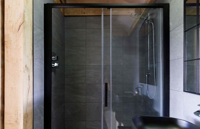 Romantic Countryside Lodge With Hot Tub - Photo 16