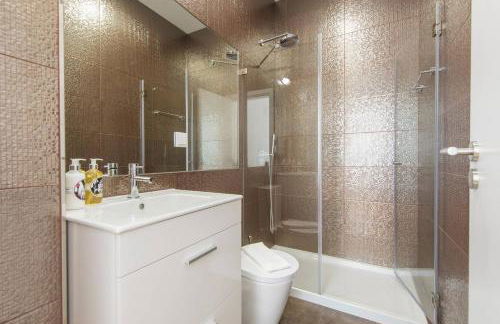 Central Lisbon Flat by Pink St - Photo 24