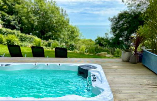 Relaxing private entrance ensuite room with stunning sea view and swimspa - Photo 1