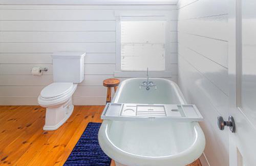 Close to Dtwn Nantucket! Group Getaway with Patio - Foto 45