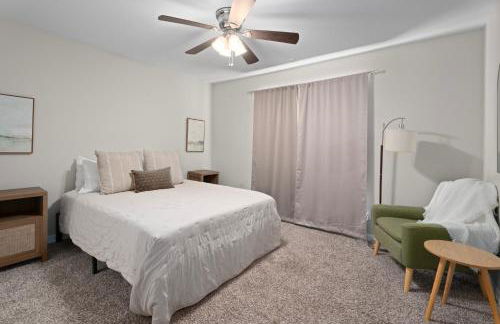 Near Texas A&M, Spacious Living Room, 4 Queen Beds - Foto 9
