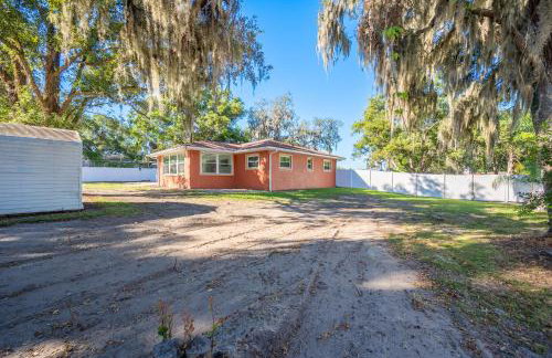 Wood Circle House - Dog Friendly with Fenced in Backyard - Foto 74
