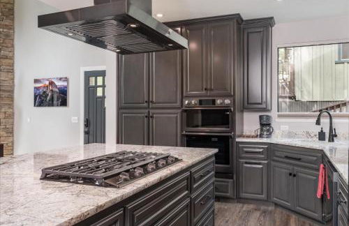 Mariposa Grove Creekside Retreat - To be featured on STAYCATION on the Destination Channel in 2026! - Foto 8