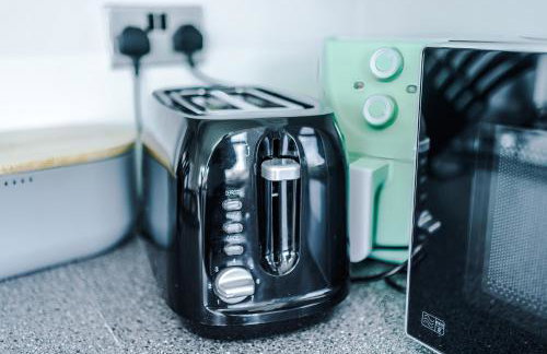 Luxury 3-Bedroom Apartment with 75-Inch TV, Fireplace & Terrace near Manchester Airport - Photo 19